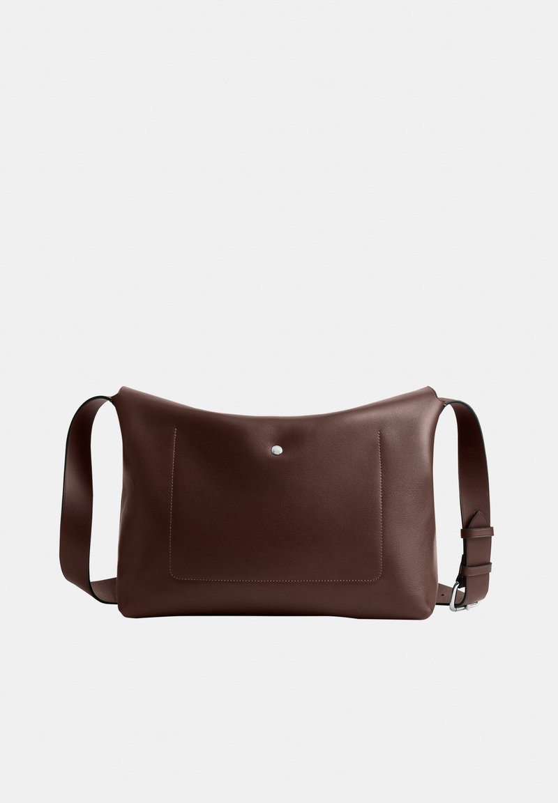 Donkere bruine leren schoudertas met verstelbare riem, voorvak afgezet met stiksel en een kleine zilveren drukknoopsluiting.