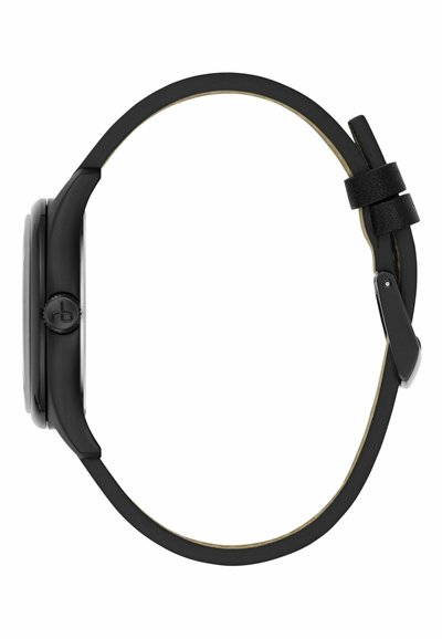 Widok z boku czarnego zegarka na nadgarstek z okrągłą kopertą, koronką po lewej stronie i czarnym paskiem ze skóry zapinanym na klamrę na białym tle.