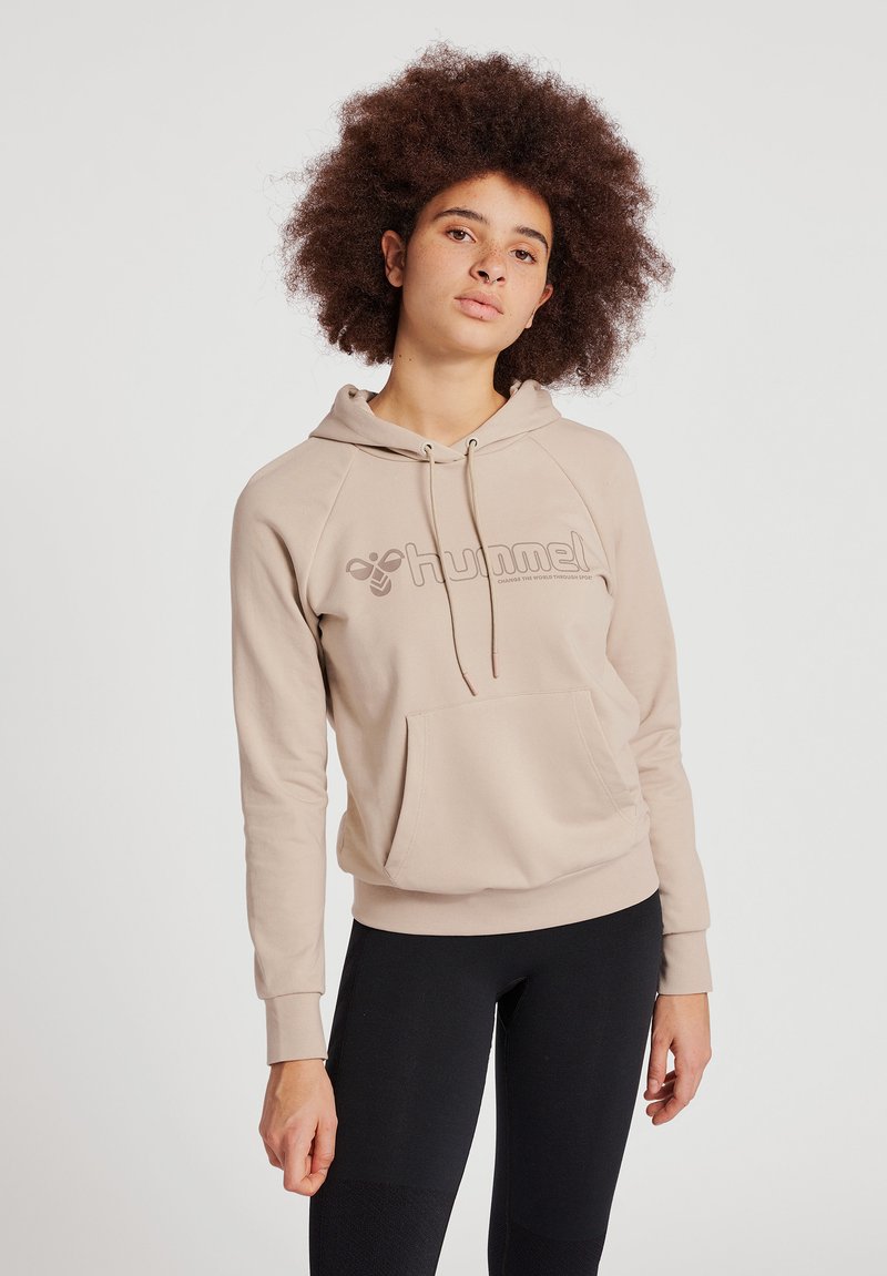 Hoodie beige avec une poche avant, des cordons de serrage ajustables et des manches raglan. Présente un logo ton sur ton sur la poitrine et une texture douce.
