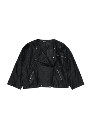 Chaqueta de motorista negra de cuero sintético con cremallera frontal asimétrica, tres bolsillos con cremallera, detalles con botones a presión y mangas largas.