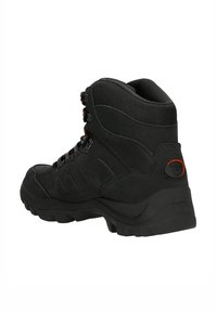 Scarponi da trekking neri realizzati in suede e materiale sintetico, con colletto imbottito, linguetta testurizzata e suola in gomma multidirezionale.