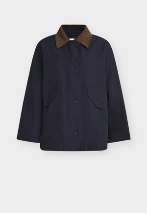 Granatowa kurtka z wodoodpornego materiału. Posiada brązowy kołnierz ze zamszu, zatrzaski oraz dwie przednie kieszenie z ukośnymi klapami.