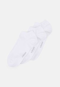 Drei Paar weiße Knöchelsocken aus Baumwollmischung, mit glatter Textur, elastischem Bündchen und dezentem Markenlogo an der Seite.