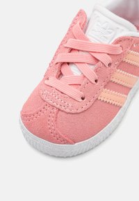 adidas Originals GAZELLE UNISEX - Športni copati - pink