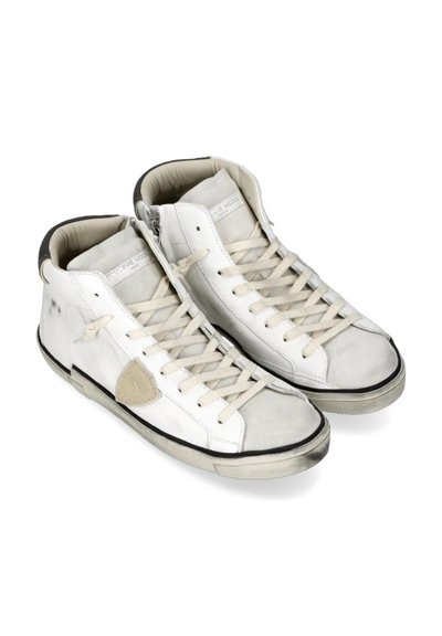Sneaker bianche alte in pelle testurizzata e pannelli in suede, con lacci beige, suola in gomma e una cerniera laterale, dotate di una toppa con logo.