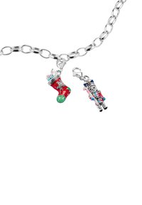 Silberarmband mit einer roten Emaille-Strumpf-Anhänger mit grünem Akzent und einem Nussknacker-Anhänger, der mit bunten Akzenten verziert ist.