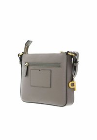 Sac à main gris texturé avec ferrures dorées, fermeture éclair, poche avant et sangle réglable. Présente un charm avec la lettre "D".