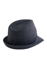 Mörkgrå halmhatt med en avsmalnad krona, prydd med ett marinblå band med vit sömnad. Slät textur och rund skärm.