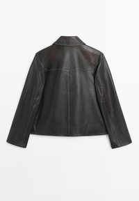 Giacca in pelle nera con texture, maniche lunghe e cuciture marroni visibili, vista dal retro su sfondo bianco.