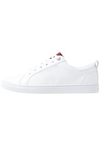 Baskets en cuir blanc avec bout rond et fermeture à lacets. Présentent une accentuation rouge et marine sur la languette et un logo de marque sur le côté.