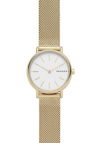 Montre en maille dorée avec un cadran rond blanc et des index des heures dorés. Présente un design minimaliste avec un profil fin et une texture lisse.