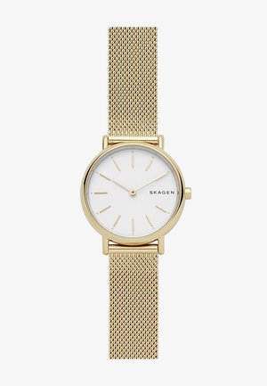 Montre en maille dorée avec un cadran rond blanc et des index des heures dorés. Présente un design minimaliste avec un profil fin et une texture lisse.