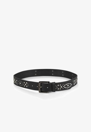 Cinturón de cuero negro con patrones decorativos de tachuelas, que cuenta con una hebilla metálica y múltiples agujeros de ajuste para el calce.