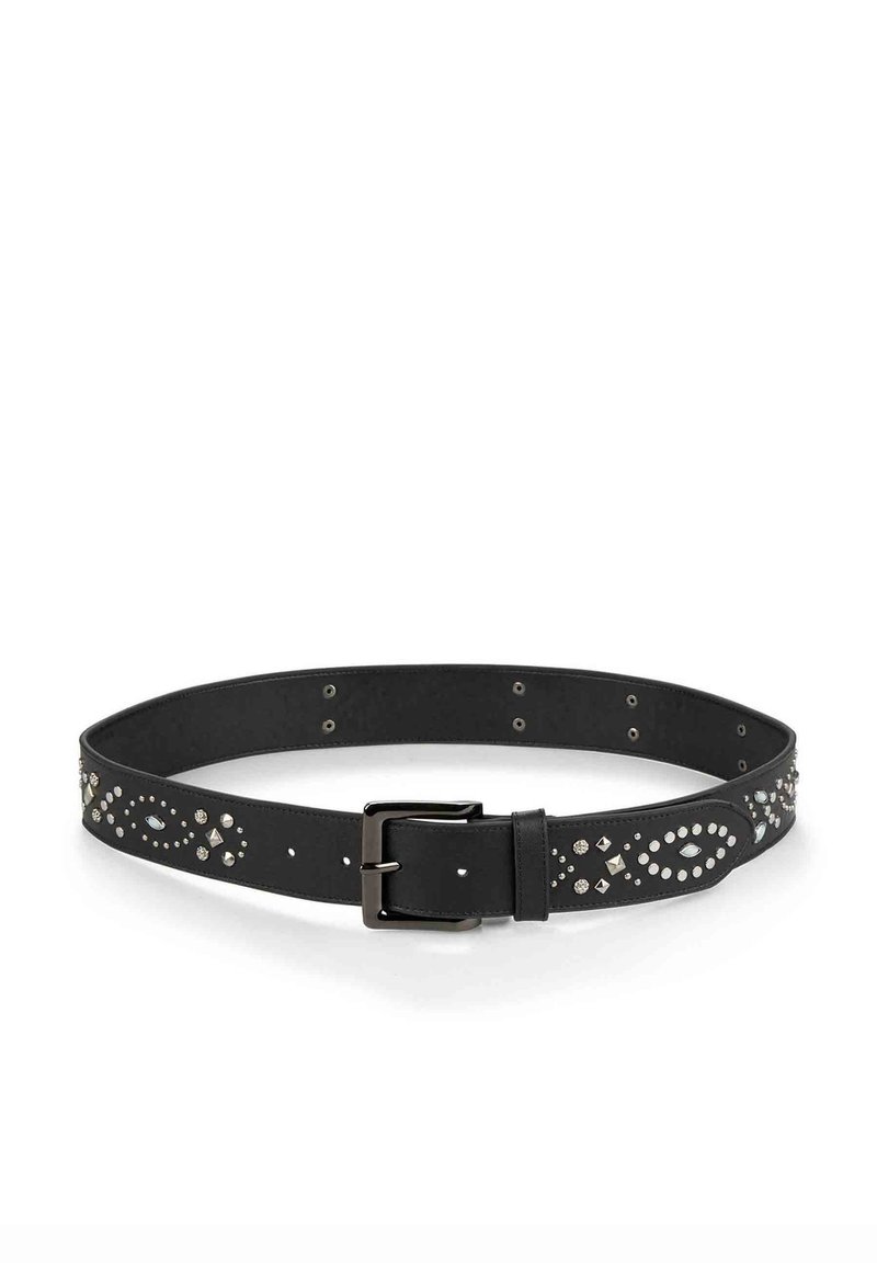 Cinturón de cuero negro con patrones decorativos de tachuelas, que cuenta con una hebilla metálica y múltiples agujeros de ajuste para el calce.