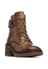 Botín de cuero marrón con acabado brillante, que cuenta con un frente con cordones, detalle de hebilla, superficie texturizada y tacón apilado.