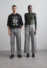 032c WIDE LEG SUIT TROUSERS UNISEX - Hlače - grey melange