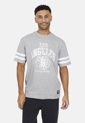 Grijze t-shirt met korte mouwen en een witte print met de tekst "Los Angeles" en strepen op de mouwen, gemaakt van zachte katoen.