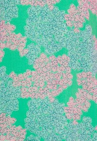 Tessuto a fantasia con grappoli di fiori rosa e azzurro chiaro su uno sfondo verde brillante. Texture morbida con una leggera lucentezza.