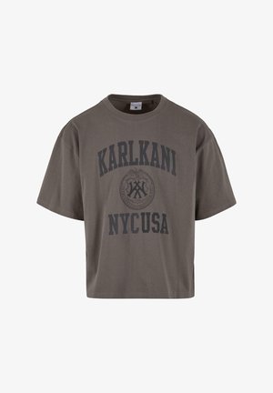 Brązowy krótki t-shirt wykonany z bawełny, z wyraźnym czarnym napisem "KARLKANI NYCUSA" oraz grafiką emblematu, strukturalnym okrągłym dekoltem i krótkimi rękawami.