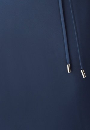 Tejido azul marino con una textura suave, que presenta dos cordones ajustables con extremos de metal plateado.