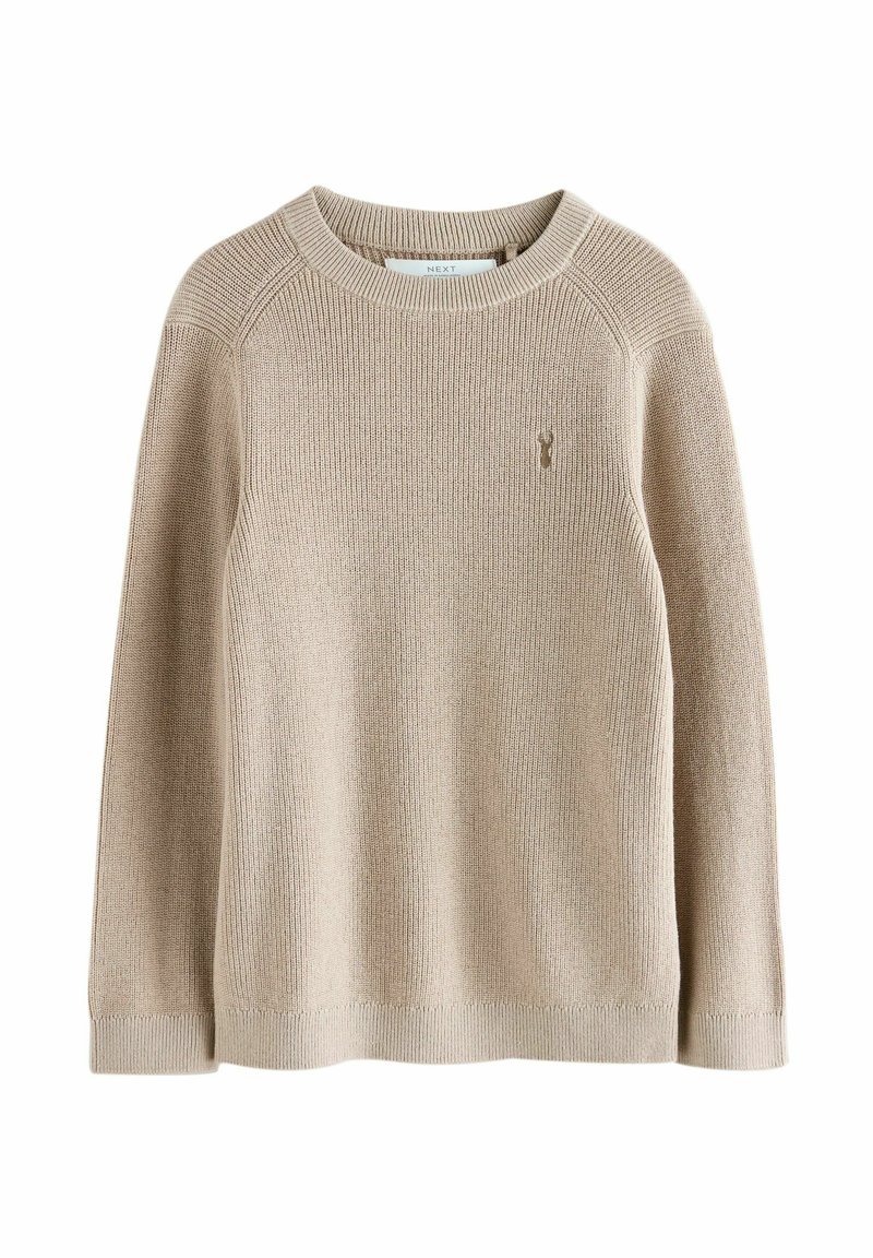 Beige stickad tröja med ribbad rund halsringning, raglanärmar och en liten broderad logotyp på bröstet. Mjuk, texturerad tyg.