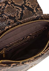 Borsa a tracolla con stampa di serpente marrone e nera, con una texture liscia, caratterizzata da zip dorate e un interno foderato con molteplici tasche.