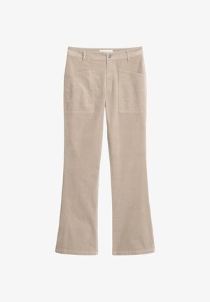 Beige Schlaghosen aus weichem Stoff, mit zwei vorderen Taschen und einem vorderen Knopfverschluss. Glatte Textur mit genähten Akzenten.