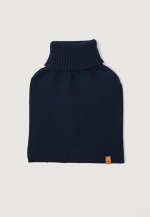 Marineblå strikket turtleneck med en ribbet krave, rektangulær form, struktureret strik og et lille brunt mærke med et emblem.