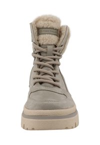 Taupe ruskinds ankelstøvler med blødt pelsfor, rund tå og polstret tunge. Har flade snørebånd og en struktureret gummisål.