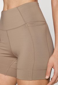 Puma STUDIO ULTRABARE SHORT - Tamprės - totally taupe