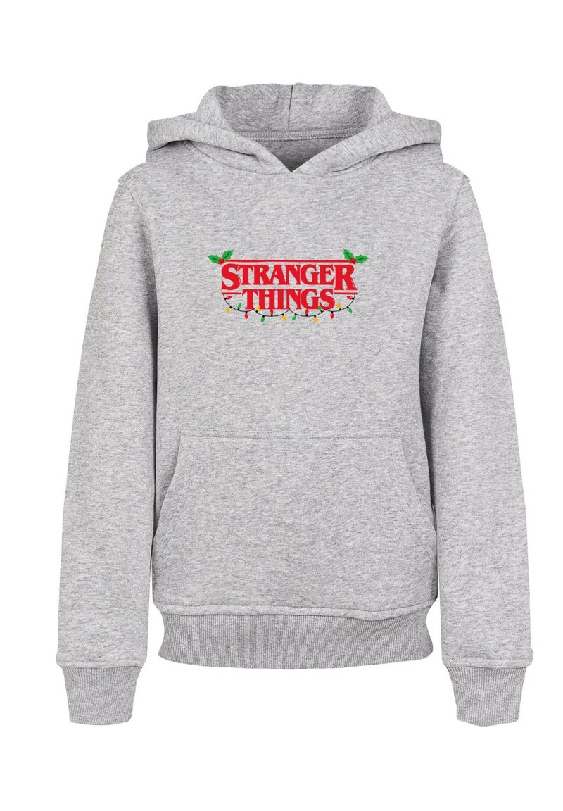Sudadera gris con bolsillo frontal, capucha con cordón y logo "STRANGER THINGS" adornado con luces de colores y acentos verdes.