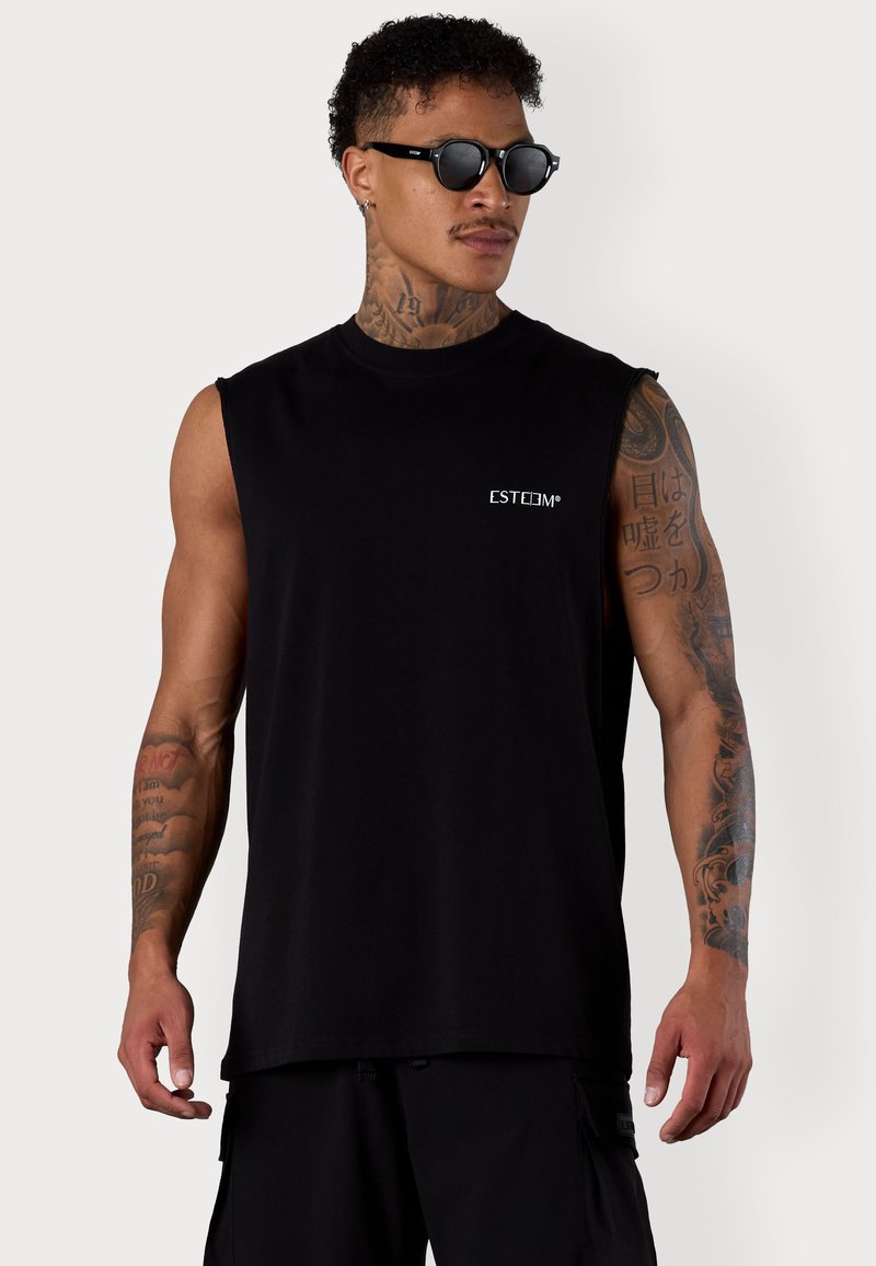 Schwarzes, ärmelloses T-Shirt mit rundem Ausschnitt, das ein kleines weißes Logo auf der linken Brust aufweist. Der Stoff wirkt glatt und hat kaum Dehnbarkeit.