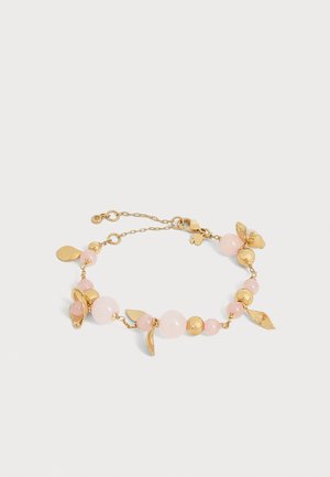 Goldenes Kettenarmband mit pinken, runden Perlen und goldenen blattförmigen Anhängern, vor einem schlichten hellen Hintergrund.