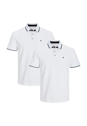 Due magliette polo bianche con bordo nero sul colletto e sulle maniche, dotate di tre bottoni e un piccolo logo sul petto.