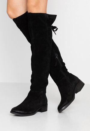 Botas negras de ante por encima de la rodilla, con punta redonda, tacón bajo y un lazo ajustable en la parte superior para un mejor ajuste.