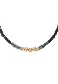 Collier en perles présentant des disques en pierre verte, des sections alternées en caoutchouc noir et des éléments d'accent dorés avec des détails décoratifs.