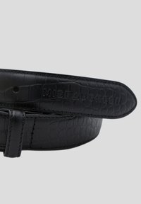 Ceinture en simili cuir noir avec texture crocodile, dotée d'une finition lisse, du nom de la marque embossé et d'une attache de boucle standard.