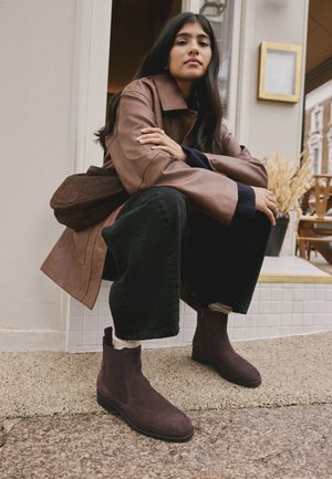 Next, REGULAR FIT - Enkelkaarsjes - chocolate brown suede