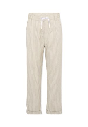 Beżowe spodnie w cienkie paski z białym sznurkiem, szlufkami na pasek i podwiniętymi nogawkami, pokazane z przodu na białym tle.