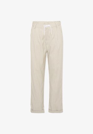 Beżowe spodnie w cienkie paski z białym sznurkiem, szlufkami na pasek i podwiniętymi nogawkami, pokazane z przodu na białym tle.