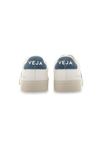 Hvide sneakers med blå ruskindsdetaljer på hælen og struktureret læder. "VEJA" branding på hælen og siden i hvid, gummisåler, minimalistisk design.