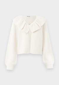 Hvit cropped cardigan med ribbestrikkede mansjetter og nederkant, med en stor volangkrage og en dekorativ sølvknapp ved utringningen.
