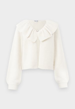 Cardigan branco cropped com punhos e barra canelados, apresentando um grande colarinho franzido e um botão decorativo prateado na gola.