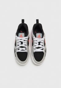 Μαύρα και γκρι αθλητικά παπούτσια με λευκά κορδόνια, που διαθέτουν λ εία υφή, διακοσμητικά με λογότυπο και μαλακή σόλα. Κόκκινες λεπτομέρειες στις πλευρές.