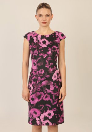 Abito aderente nero con motivo floreale rosa, maniche a cappuccio, lunghezza al ginocchio, tessuto morbido, che mette in evidenza dettagli floreali vivaci.