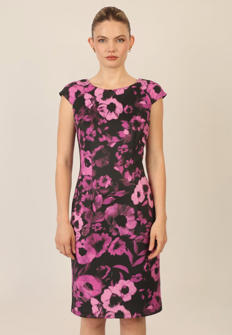 Abito aderente nero con motivo floreale rosa, maniche a cappuccio, lunghezza al ginocchio, tessuto morbido, che mette in evidenza dettagli floreali vivaci.