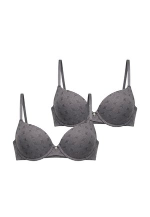 Dvě šedé polstrované podprsenky s tenkými nastavitelnými ramínky a jemným geometrickým vzorem, zobrazené vedle sebe na bílém pozadí.