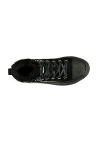 Zwarte high-top sneakers met een nepbontkraag, een gladde en suede textuur, grijze veters, metalen oogjes en een zwarte rubberen zool.