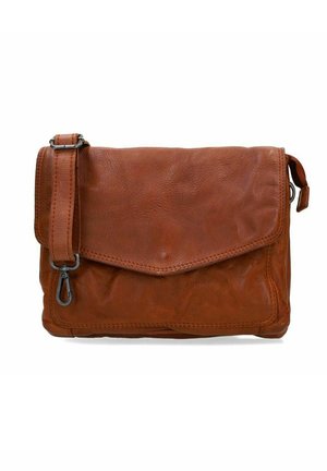 Bruine leren crossbodytas met verstelbare band en voorflapsluiting, afgebeeld tegen een witte achtergrond.