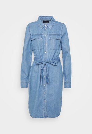 Vaaleansininen farkkumekko, jossa pitkät hihat, napitettu edusta, kaksi rintataskua, kaulus ja vyötärölle sidottava vyö.